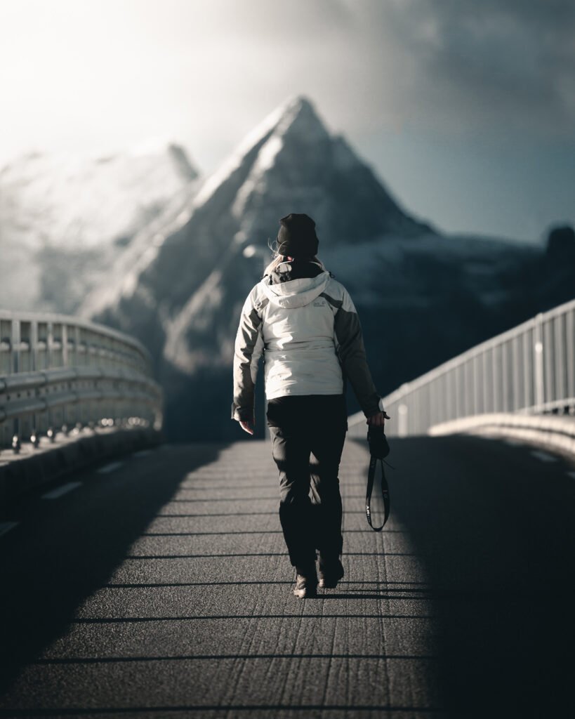 Jente går på bro i Lofoten