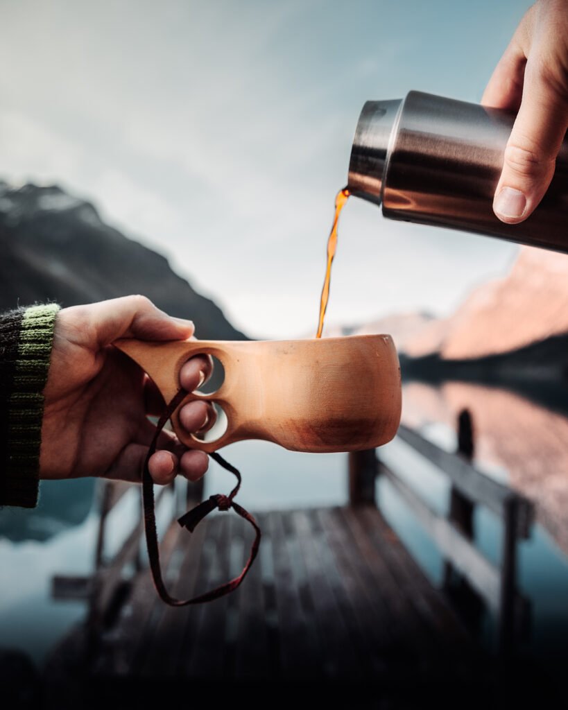 Kaffekopp i fjelllandskap ved Loenvatnet